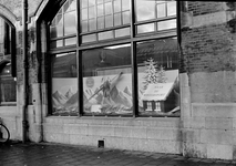 836114 Afbeelding van een etalage met als thema wintersport bij het Inlichtingenbureau van N.S. in het N.S.-station Haarlem.